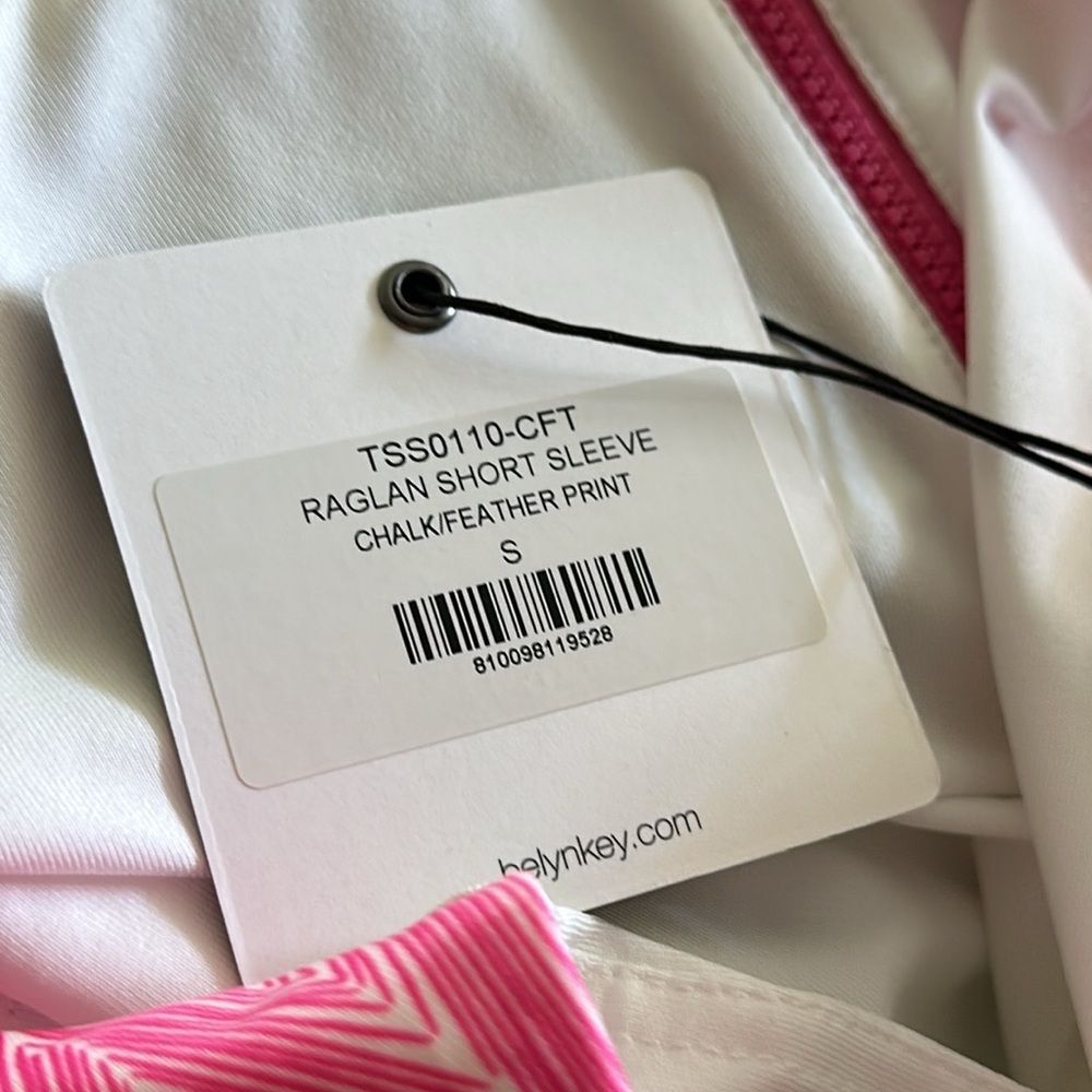 NWT Belyn Key Raglan Short Sleeve Chalk White Pink Feather Print Top Small Golf - Picture 6 of 7
